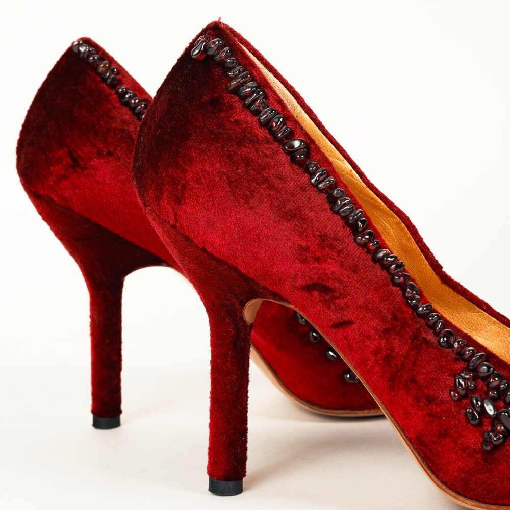 Gucci by Tom Ford S/S 1999 Burgundy Velvet Onyx Embellished Pumps - Picture 8 of 10